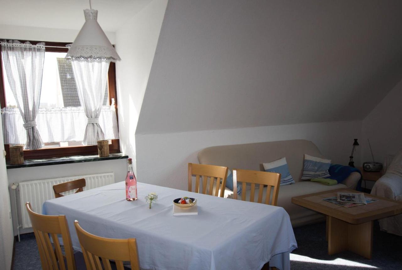 Ferienwohnungen-Neue-Tiefe-Wohnung-Kleiderbuegel Neue Tiefe Fehmarn Экстерьер фото