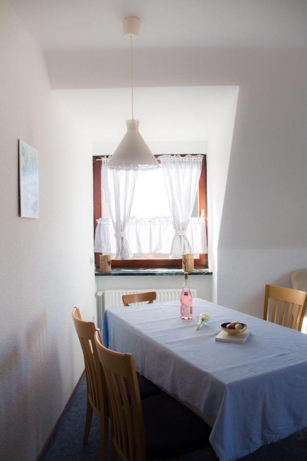 Ferienwohnungen-Neue-Tiefe-Wohnung-Kleiderbuegel Neue Tiefe Fehmarn Экстерьер фото