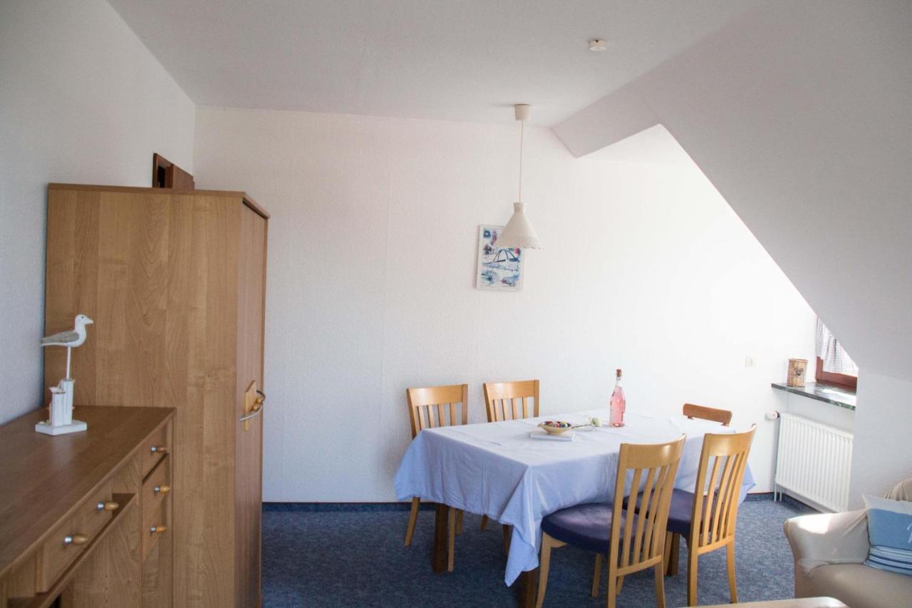Ferienwohnungen-Neue-Tiefe-Wohnung-Kleiderbuegel Neue Tiefe Fehmarn Экстерьер фото